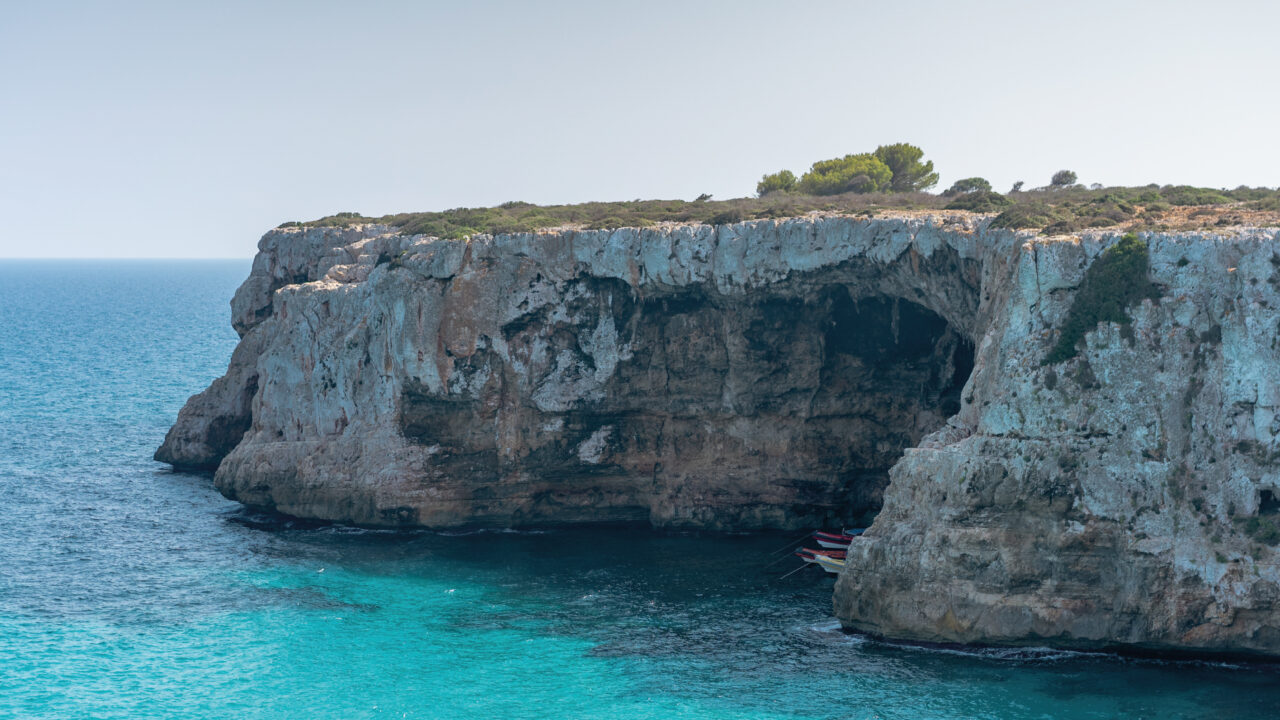 Mallorca es uno de la joya del Mediterráneo. Sigue leyendo y descubre qué hacer en tu viaje a Mallorca Traemos muchas actividades.