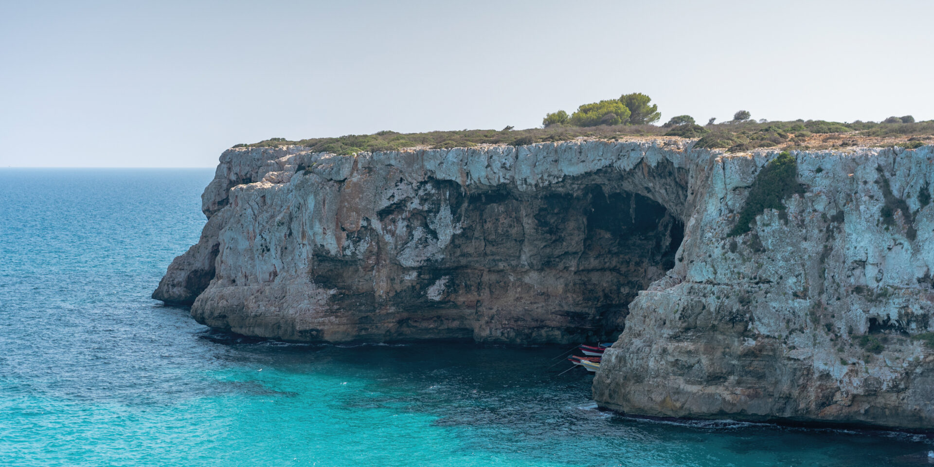 Mallorca es uno de la joya del Mediterráneo. Sigue leyendo y descubre qué hacer en tu viaje a Mallorca Traemos muchas actividades.